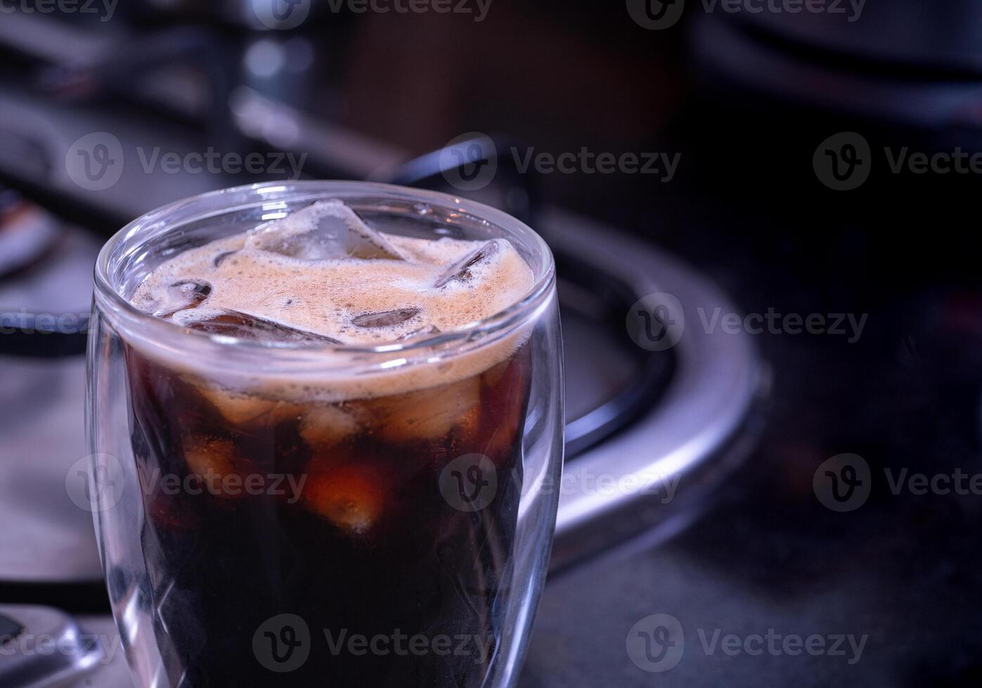 fresco caffè espresso in un' bicchiere con ghiaccio cubi. fresco ghiaccio caffè, caffè espresso, con spesso, morbido crema schiuma per mescolare con acqua per rendere un Americano. infuso caffè a partire dal arabica e robusta fagioli. foto