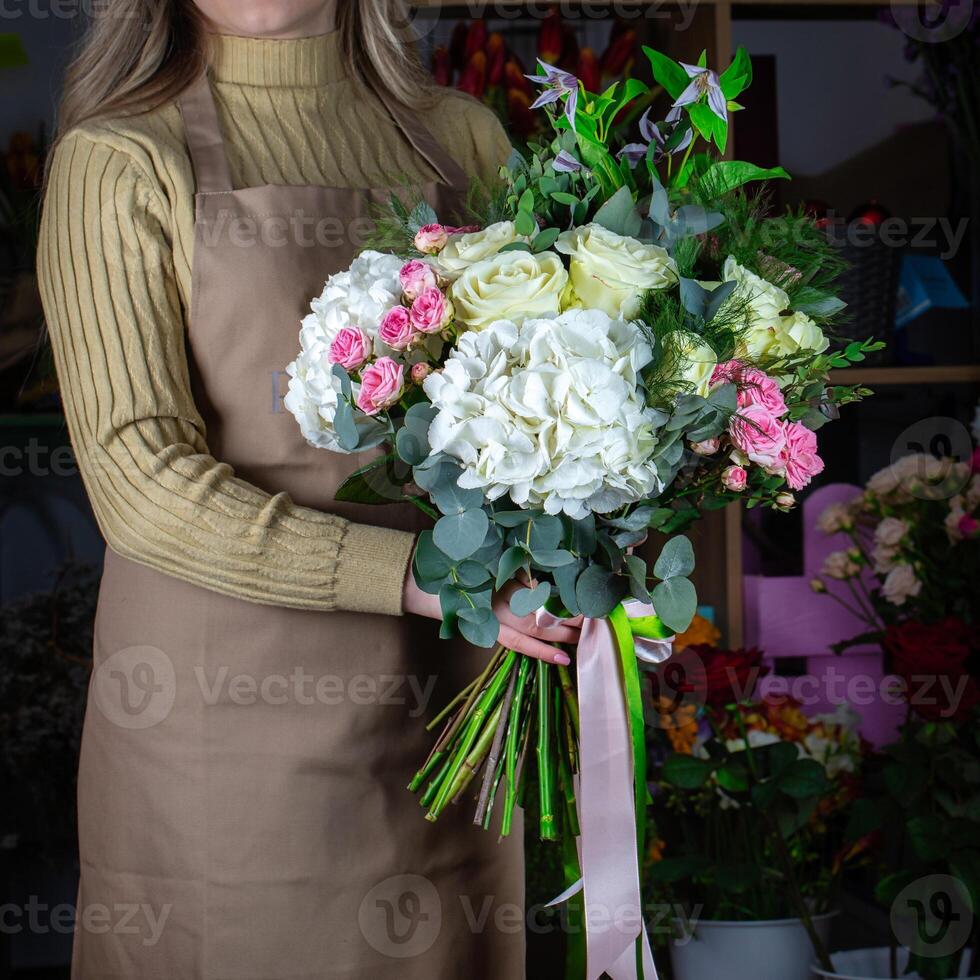 donna Tenere bianca e rosa fiore mazzo contro copia spazio foto