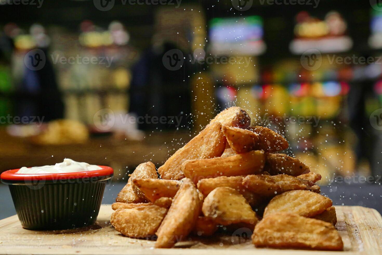 pila di fritte cibo su di legno taglio tavola foto
