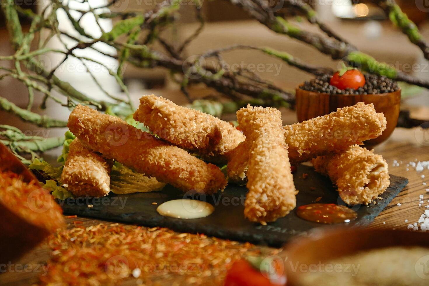 piatto di fritte cibo su tavolo foto