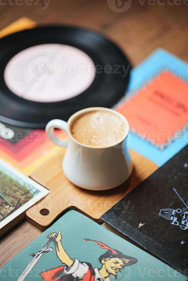 tazza di caffè sul tavolo di legno foto