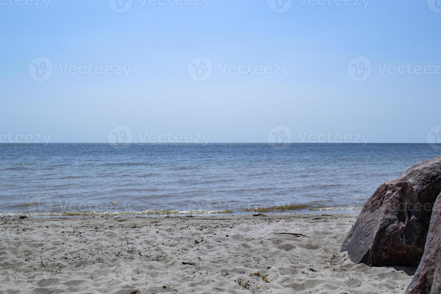 paesaggio marino di azov mare. no uno su il spiaggia. bellissimo costa. foto