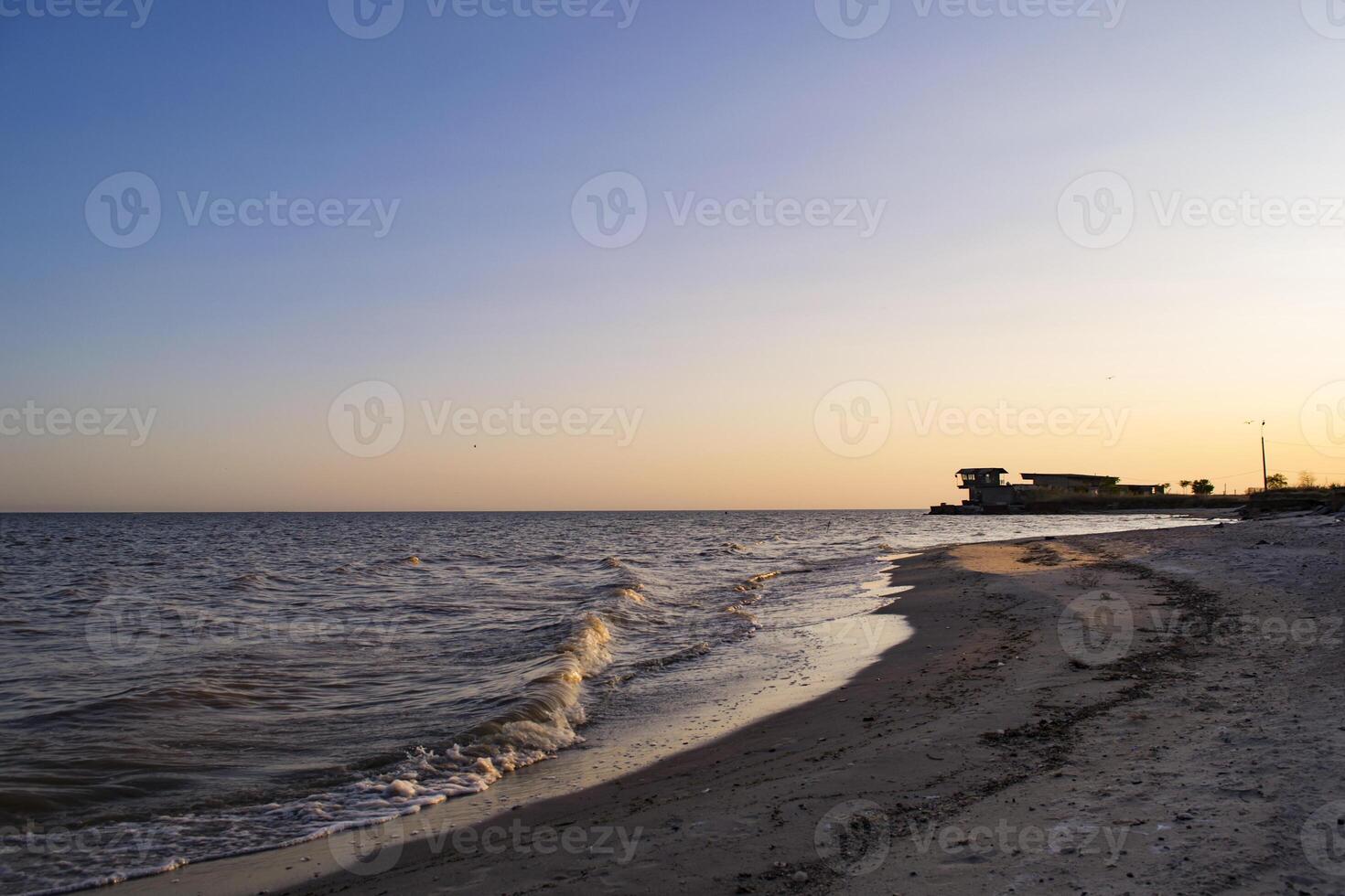 tramonto spiaggia. bellissimo tramonto su il abbandonato spiaggia. foto