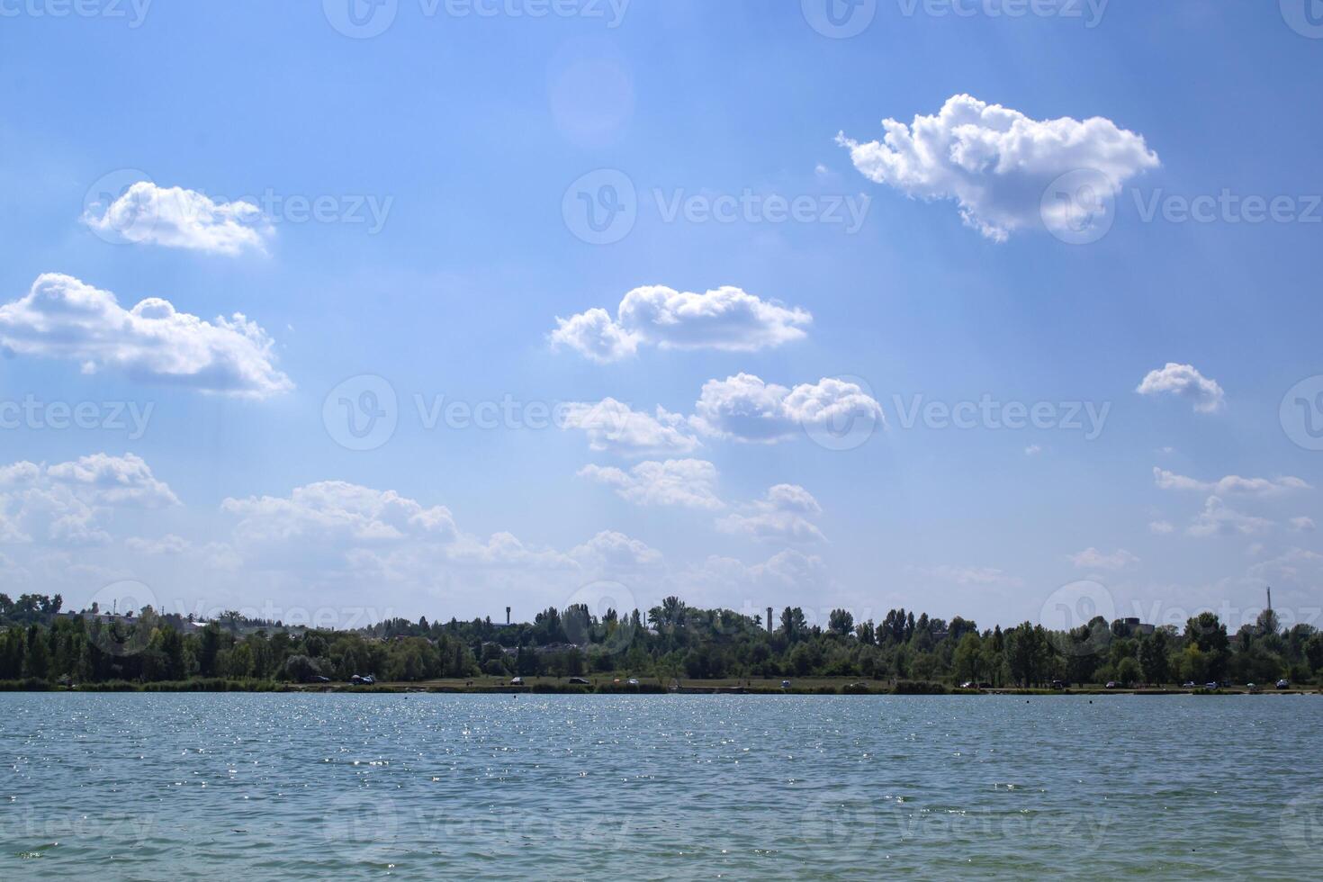 bellissimo blu lago. estate paesaggio. il bellezza di natura. foto