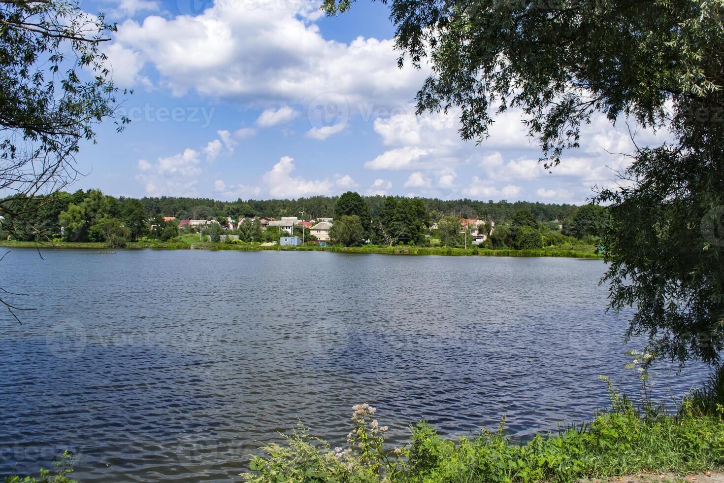 bellissimo blu lago. estate paesaggio. il bellezza di natura. foto