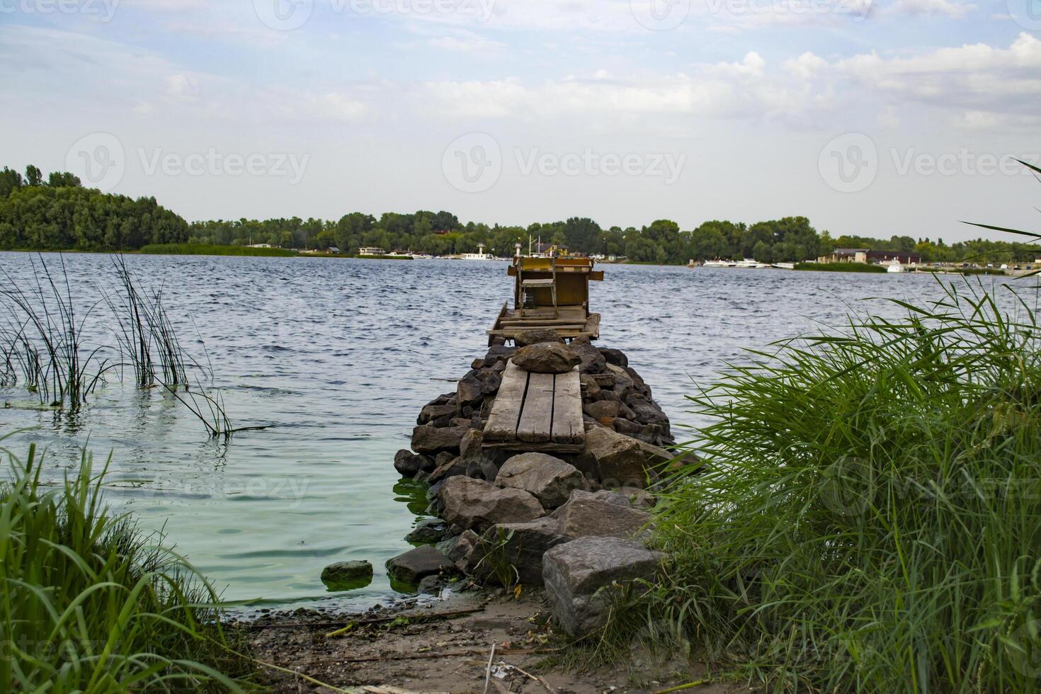 Vintage ▾ pescatore posto a il fiume. foto