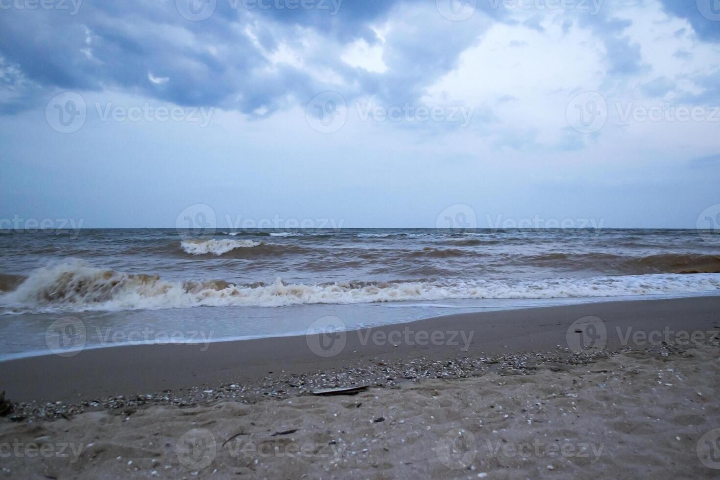 estate paesaggio marino. nessuno a costa. foto