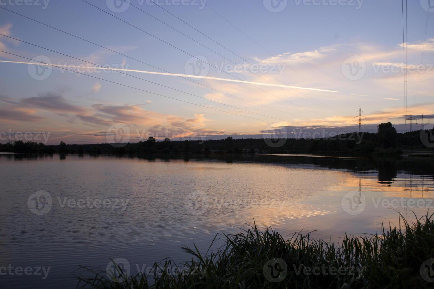 un' bellissimo tramonto a lago. foto