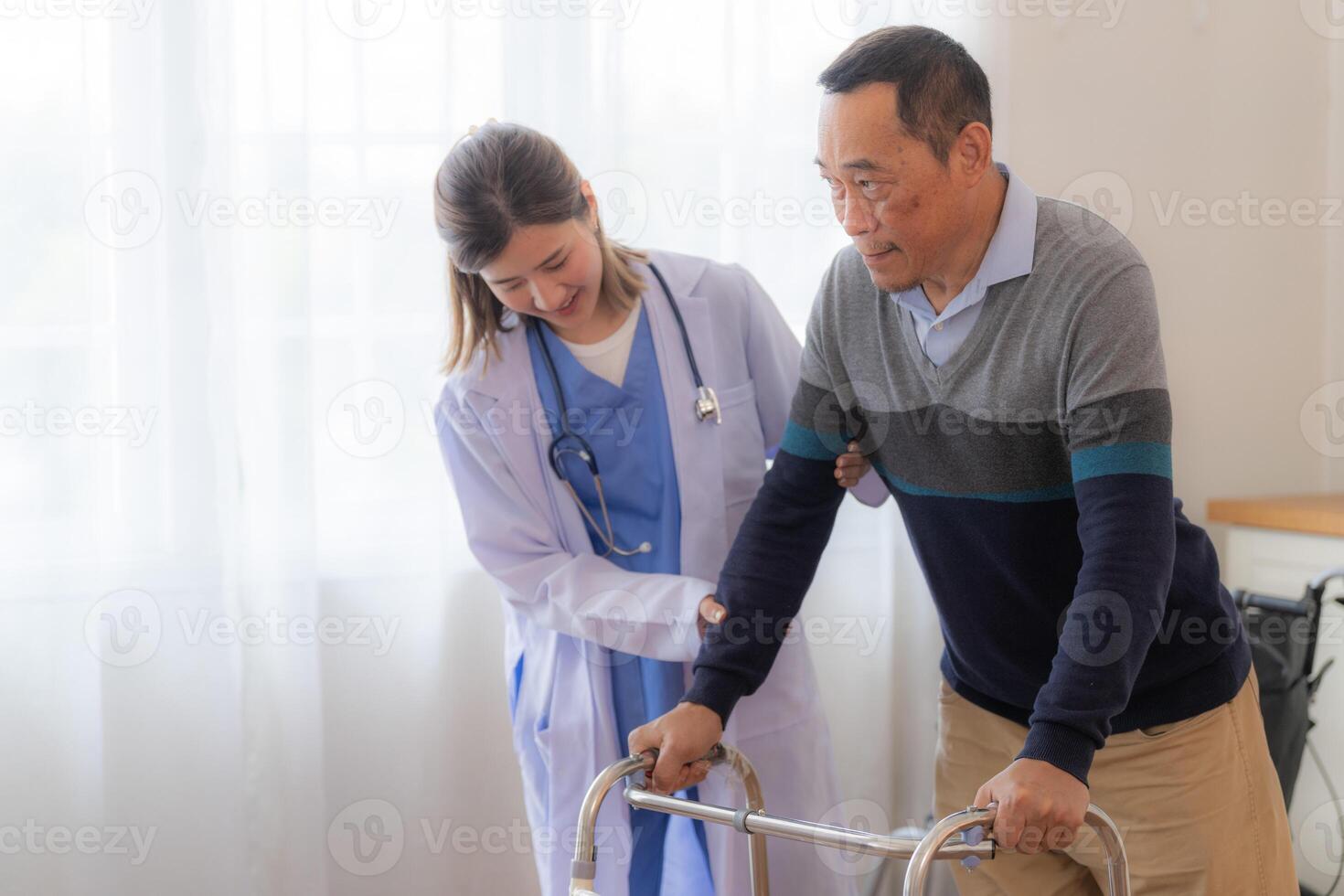 asiatico giovane infermiera supporto anziano più vecchio uomo camminare con camminatore. bellissimo infermiera Aiuto e prendere cura. anziano maturo Nonno paziente fare fisico terapia con un' gruppo di anziano amici nel Ospedale. foto