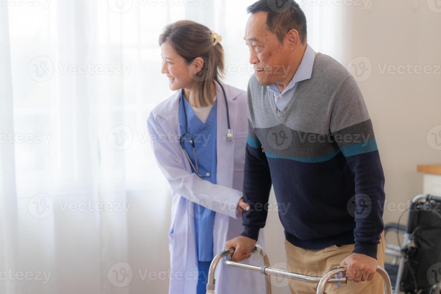 asiatico giovane infermiera supporto anziano più vecchio uomo camminare con camminatore. bellissimo infermiera Aiuto e prendere cura. anziano maturo Nonno paziente fare fisico terapia con un' gruppo di anziano amici nel Ospedale. foto