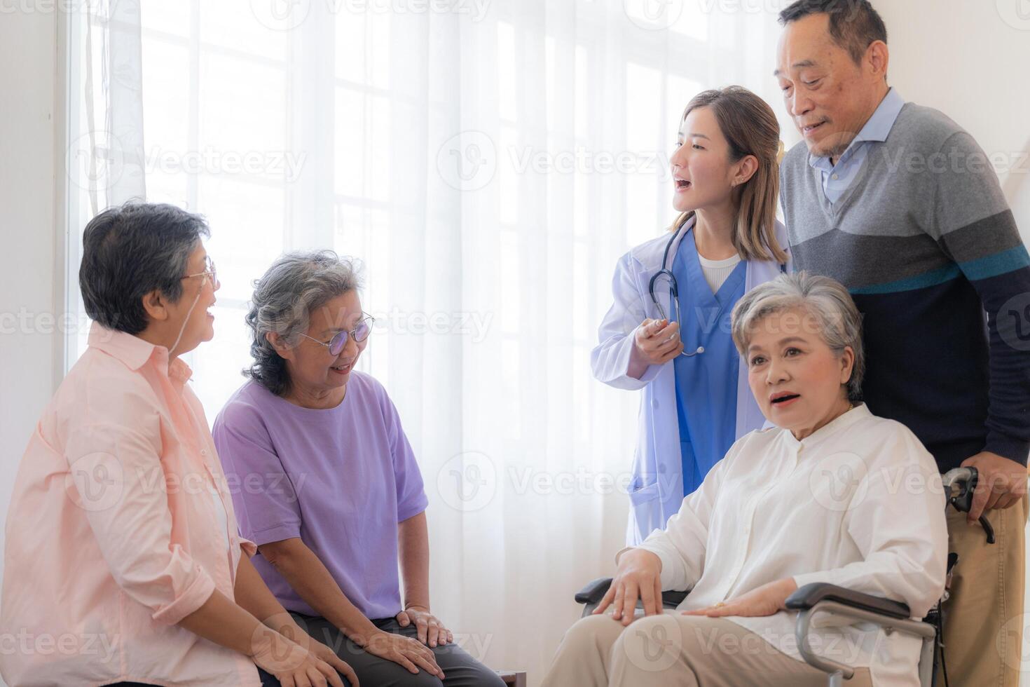 asiatico giovane infermiera supporto coppia anziano più vecchio uomo e donna nel un' sedia a rotelle. anziano maturo e un' gruppo di anziano amici vivente nel il Ospedale. socializzazione di pensionato le persone. foto