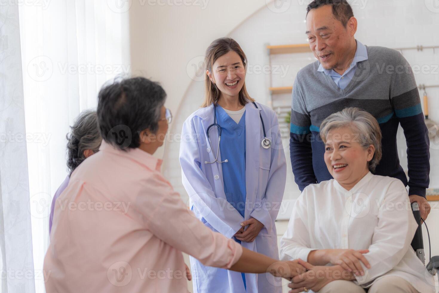 asiatico giovane infermiera supporto coppia anziano più vecchio uomo e donna nel un' sedia a rotelle. anziano maturo e un' gruppo di anziano amici vivente nel il Ospedale. socializzazione di pensionato le persone. foto