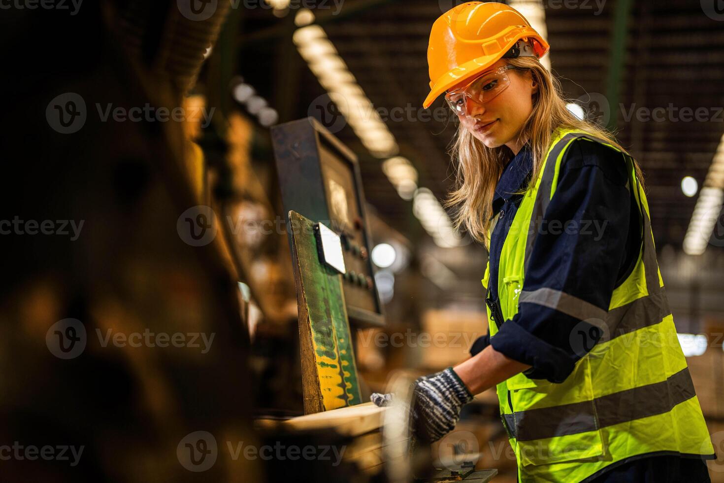 fabbrica ingegnere donna in piedi fiducioso per controllo pannello interruttore. lavoratore lavori a pesante macchina a industria fabbrica. lavoratore controllo legname di crudo legna Materiale. inteligente industria lavoratore operativo. foto