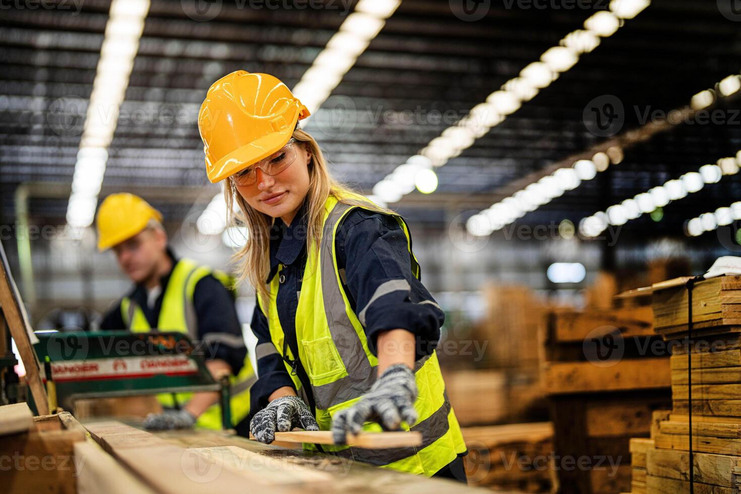 donna pulizia legname legna nel buio magazzino industria. squadra lavoratore falegname indossare sicurezza uniforme e difficile cappello Lavorando e controllo il qualità di di legno prodotti a laboratorio produzione. foto