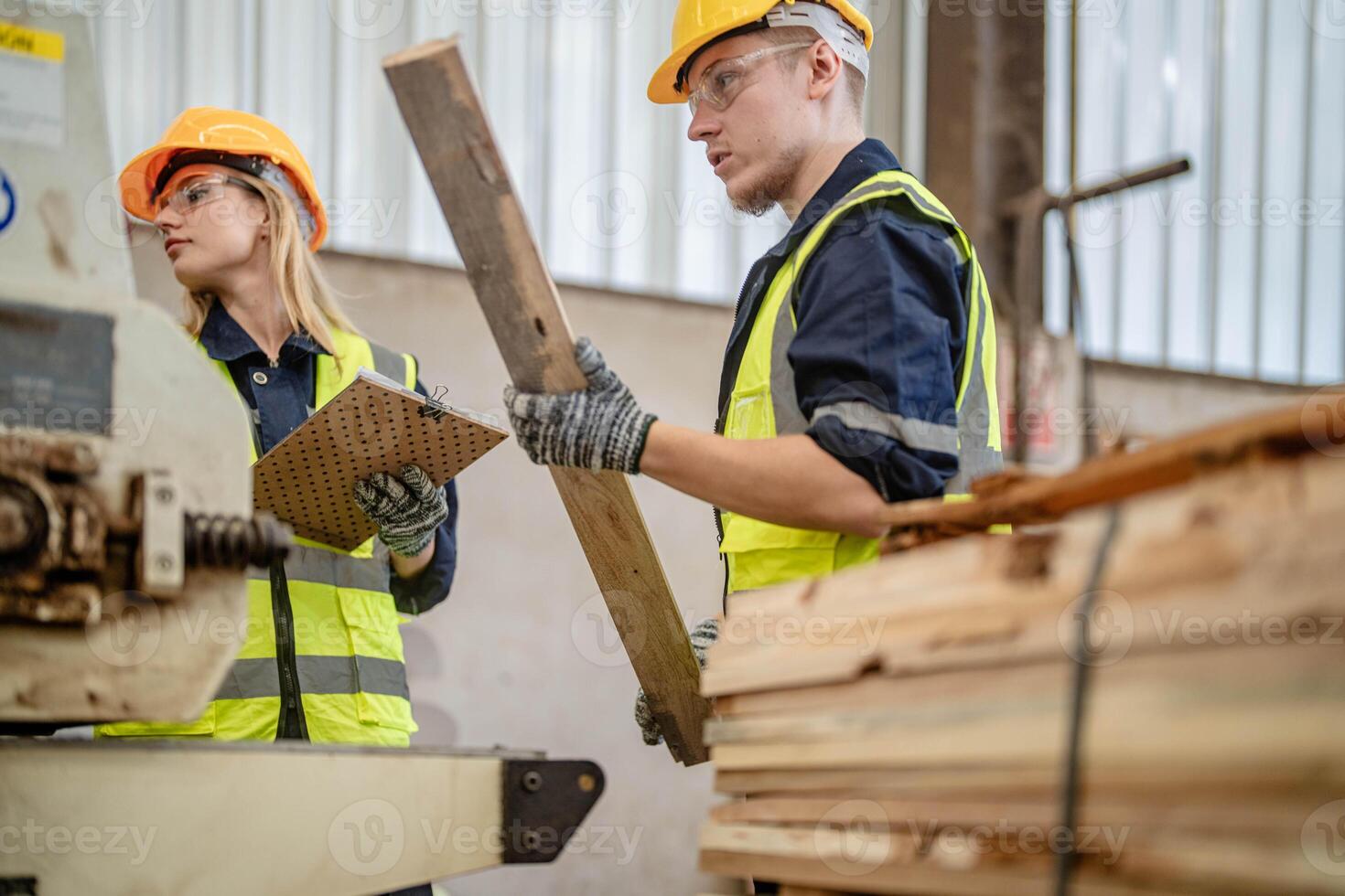 lavoratore falegnami Lavorando nel macchine per tagliare legna rivestire di legno. uomo e donna siamo lavorazione con legna nel un' officina. Due artigiani o tuttofare Lavorando con falegname utensili o elettrico macchine. foto