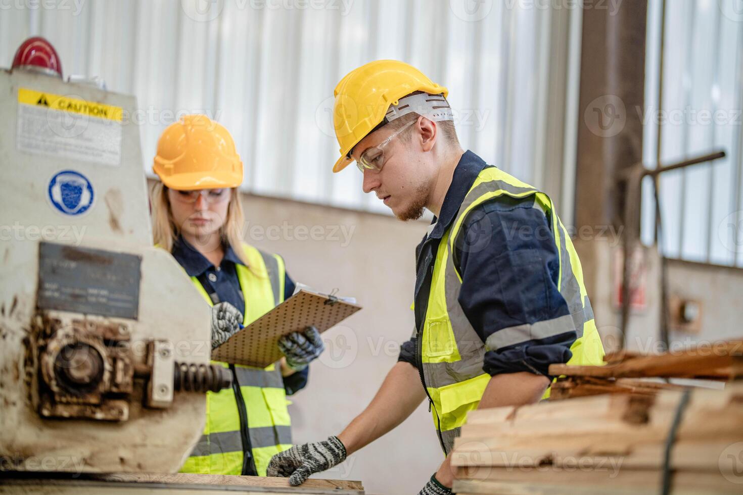 lavoratore falegnami Lavorando nel macchine per tagliare legna rivestire di legno. uomo e donna siamo lavorazione con legna nel un' officina. Due artigiani o tuttofare Lavorando con falegname utensili o elettrico macchine. foto