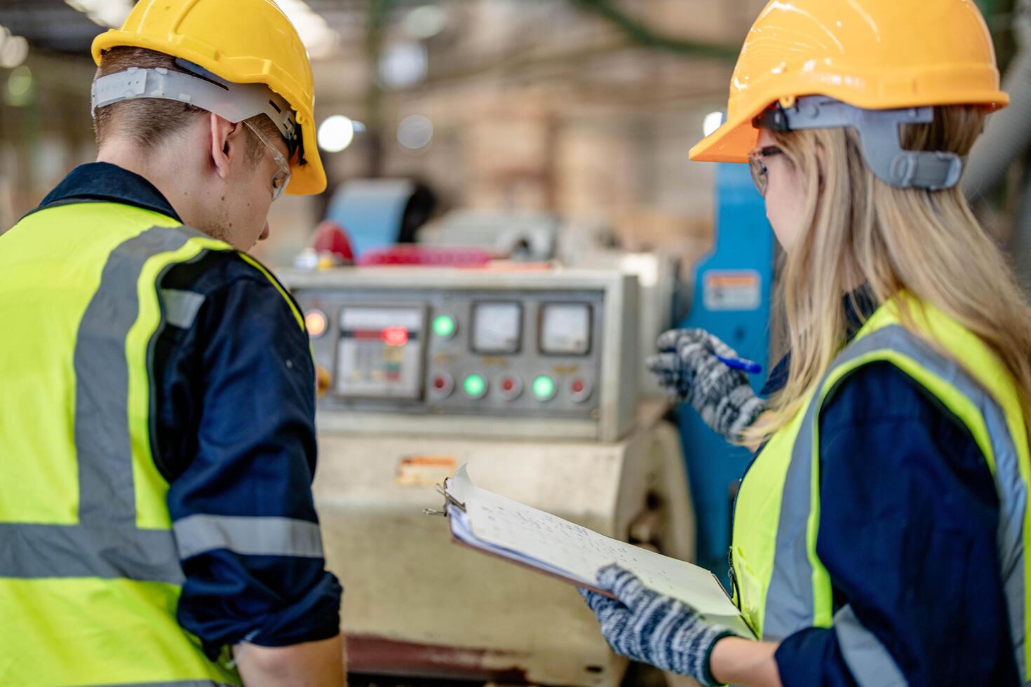 lavoratore falegnami Lavorando nel macchine per tagliare legna rivestire di legno. uomo e donna siamo lavorazione con legna nel un' officina. Due artigiani o tuttofare Lavorando con falegname utensili o elettrico macchine. foto