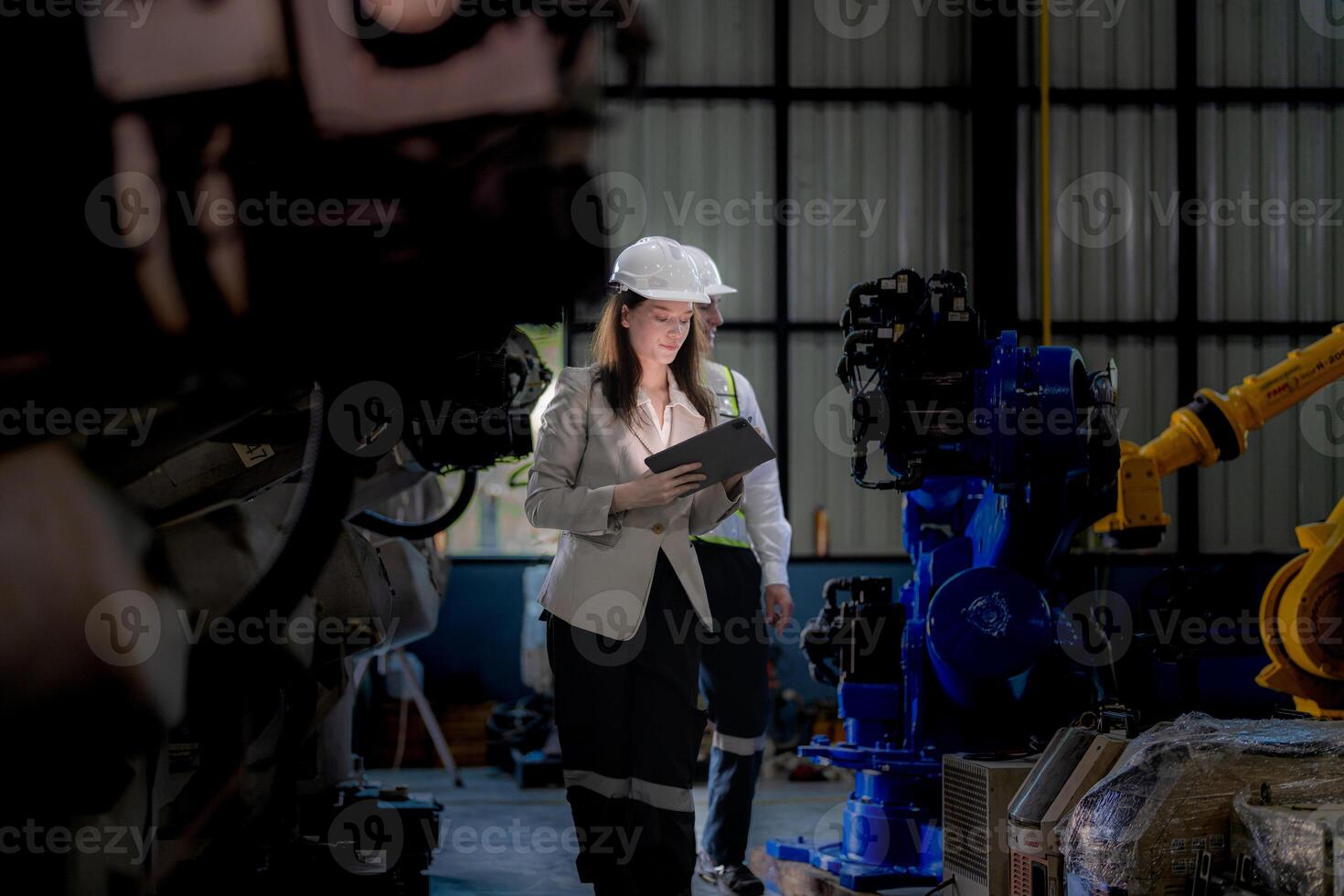 attività commerciale donna e uomo incontro e controllo nuovo macchina robot. ingegnere a piedi a magazzino industria macchina. attività commerciale trattativa concetti e tecnologia. donna è utilizzando inteligente tavoletta per presente uomo. foto