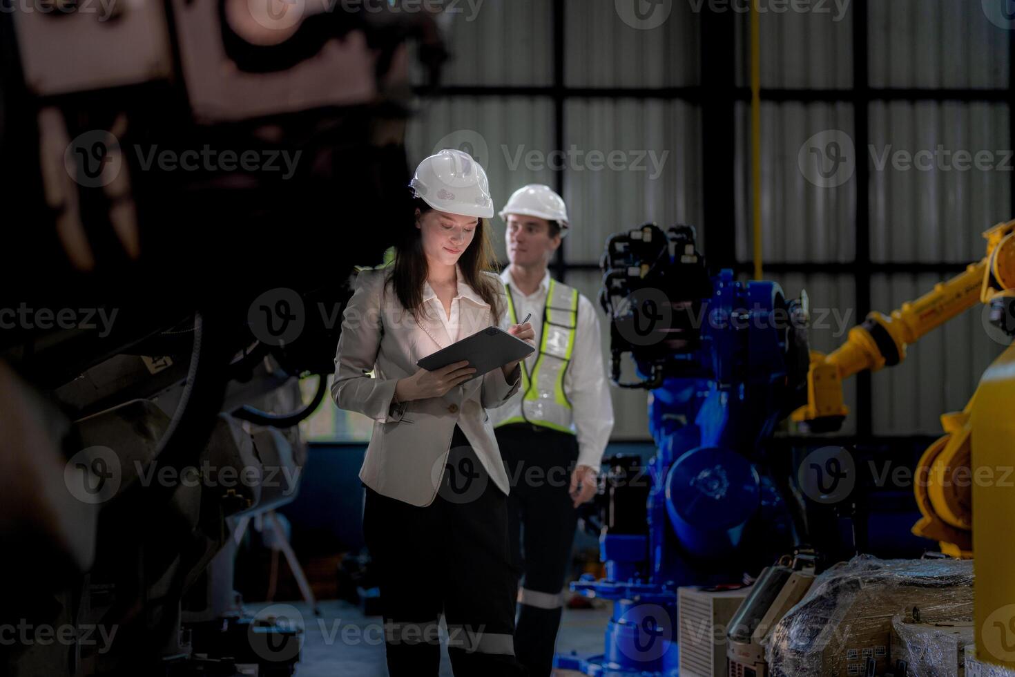 attività commerciale donna e uomo incontro e controllo nuovo macchina robot. ingegnere a piedi a magazzino industria macchina. attività commerciale trattativa concetti e tecnologia. donna è utilizzando inteligente tavoletta per presente uomo. foto