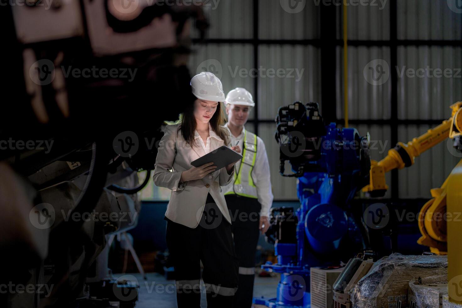 attività commerciale donna e uomo incontro e controllo nuovo macchina robot. ingegnere a piedi a magazzino industria macchina. attività commerciale trattativa concetti e tecnologia. donna è utilizzando inteligente tavoletta per presente uomo. foto