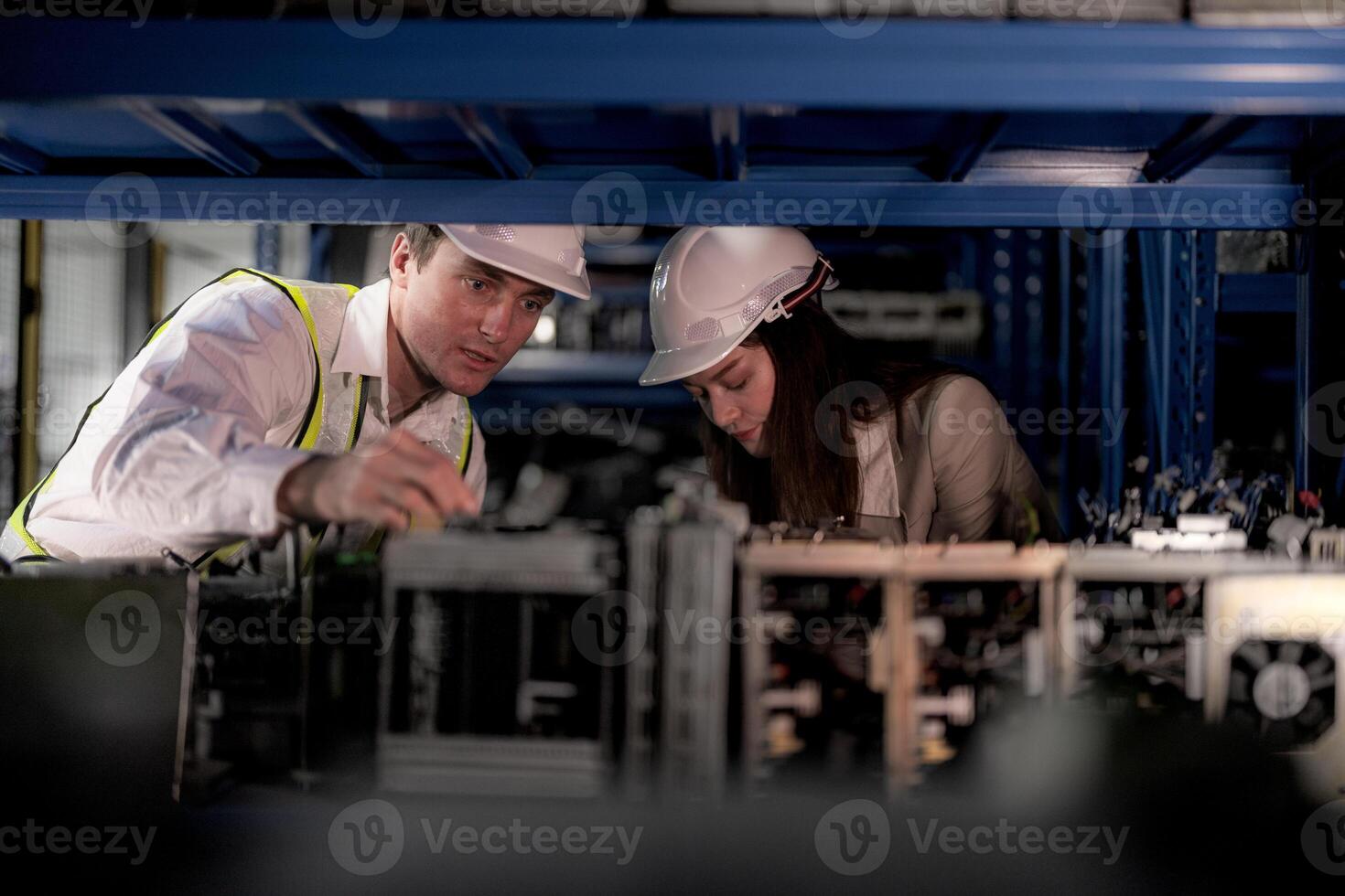 controllo e ispezionando metallo macchina parte elementi per spedizione. maschio e donna lavoratore controllo il memorizzare fabbrica. industria fabbrica magazzino. il magazzino di scorta parte per macchinari e veicoli. foto