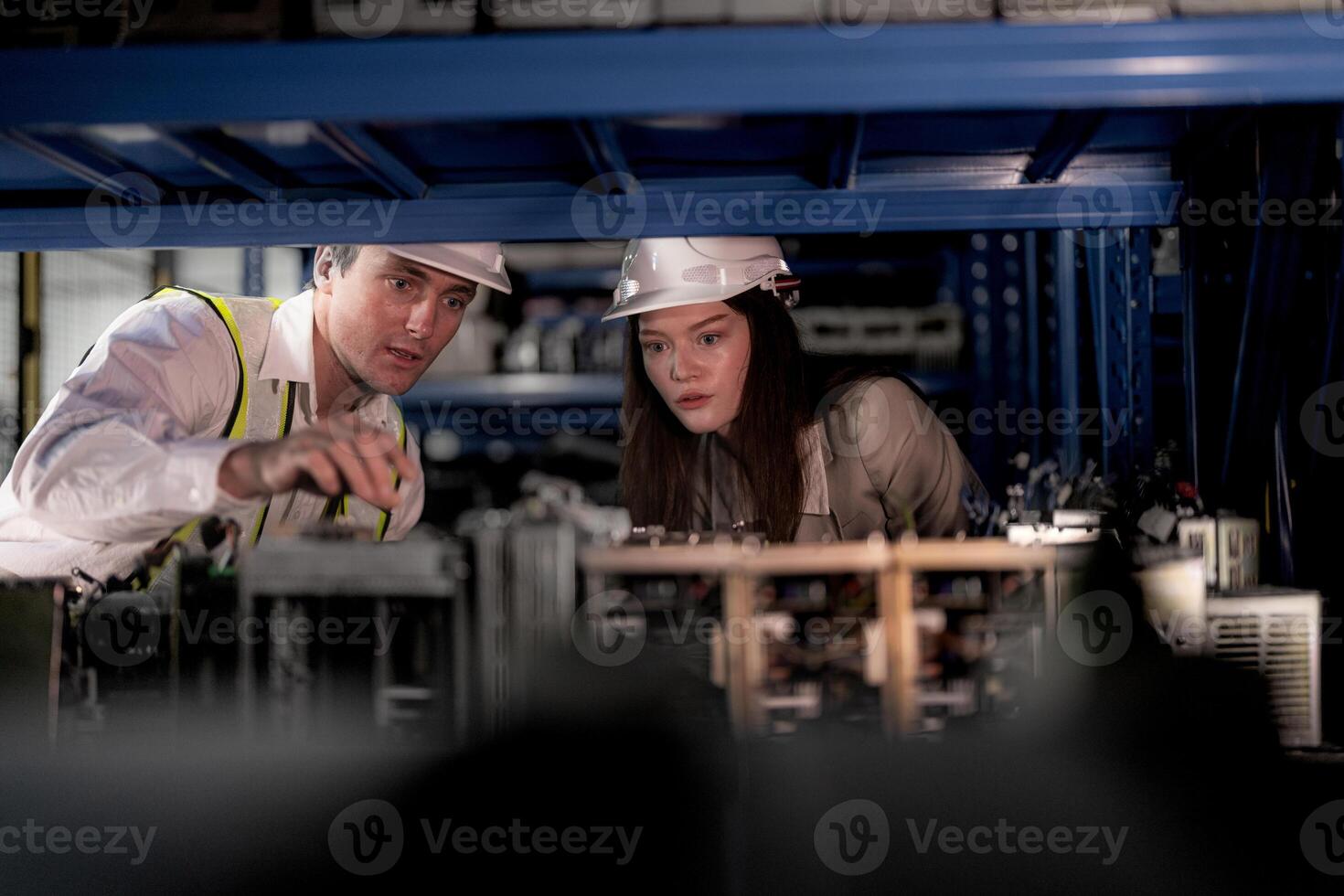 controllo e ispezionando metallo macchina parte elementi per spedizione. maschio e donna lavoratore controllo il memorizzare fabbrica. industria fabbrica magazzino. il magazzino di scorta parte per macchinari e veicoli. foto