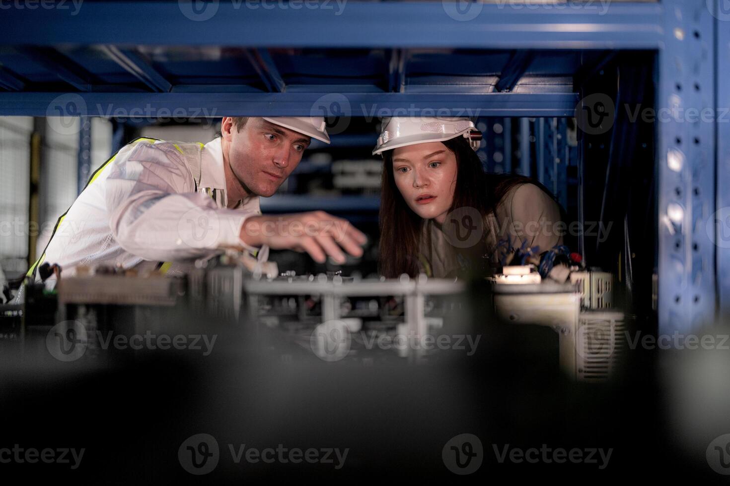 tecnico ingegneri squadra controllo il macchina e Manutenzione servizio. lavoratori guardare a scorta parti nel azione a magazzino fabbrica. lavoratore con un' lista di controllo guardare su parte di macchina parti. foto