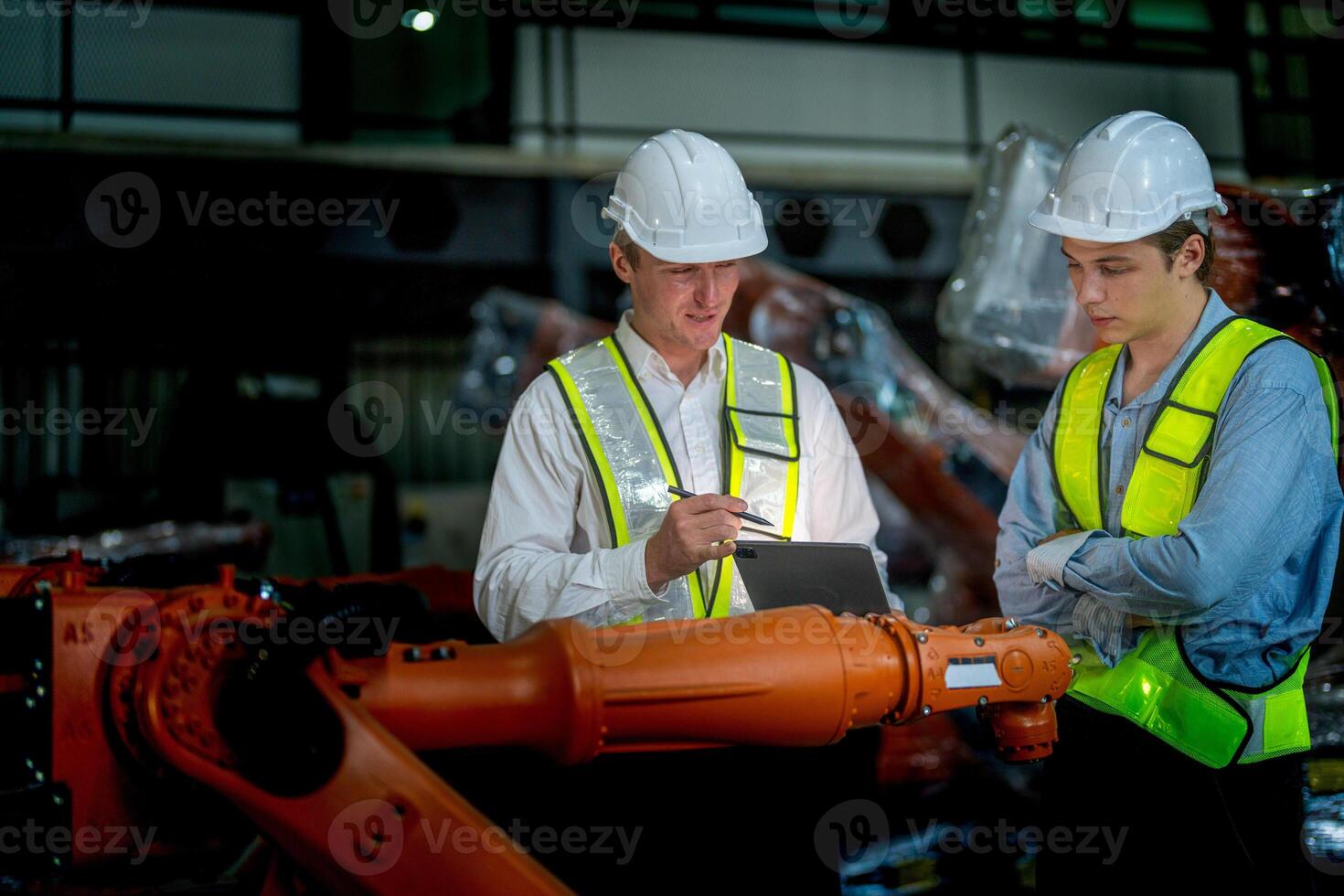 i saldi manager e fabbrica proprietario nel tute negoziazione vendita robot Usato nel il fabbrica. attività commerciale ingegneri incontro e controllo nuovo macchina robot. lavoratori a piedi a magazzino saldatura macchina. foto