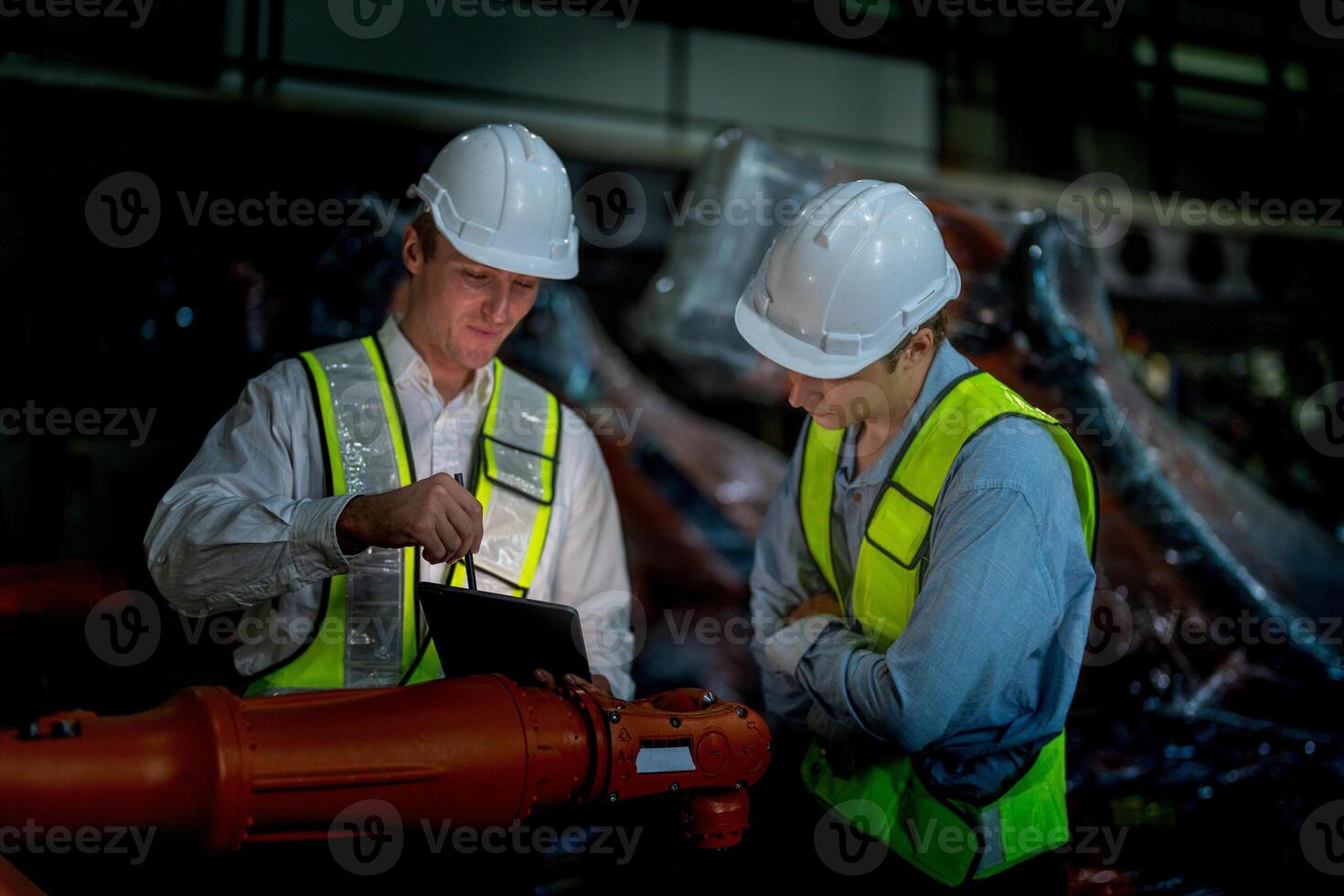 attività commerciale ingegneri incontro e controllo nuovo macchina robot. lavoratori a piedi a magazzino industria saldatura macchina. attività commerciale trattativa concetti e tecnologia. donne utilizzando inteligente tavoletta per presente uomo. foto