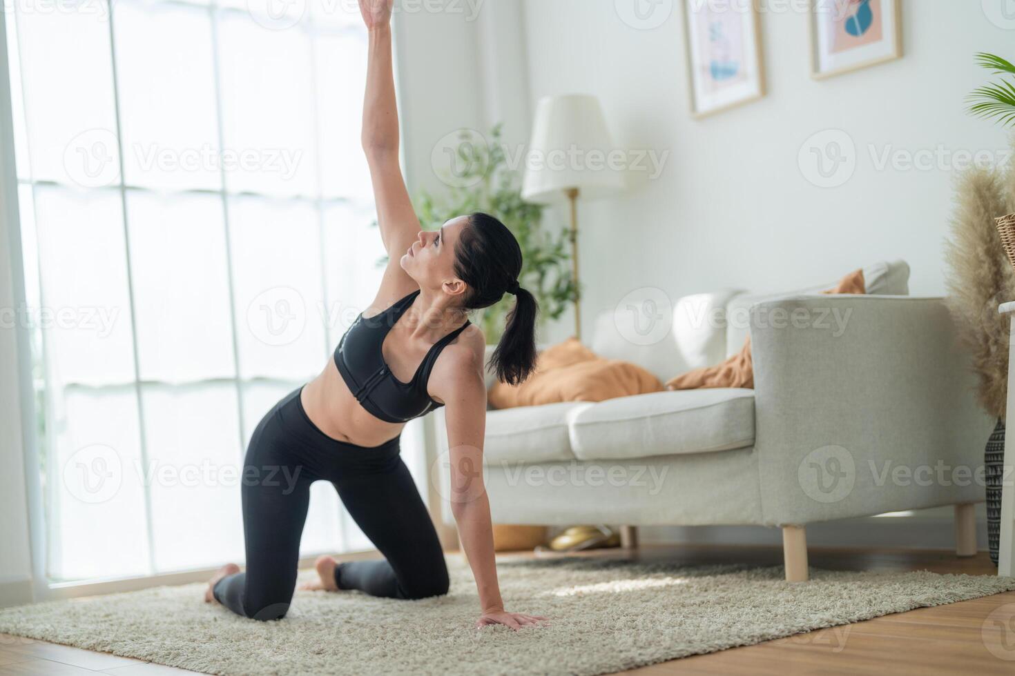 vicino su donne fiducioso formazione yoga. atletico donne nel abbigliamento sportivo fare fitness allungamento esercizi a casa nel il vivente camera. sport e ricreazione concetto. yoga insegnante è porzione ragazza. foto