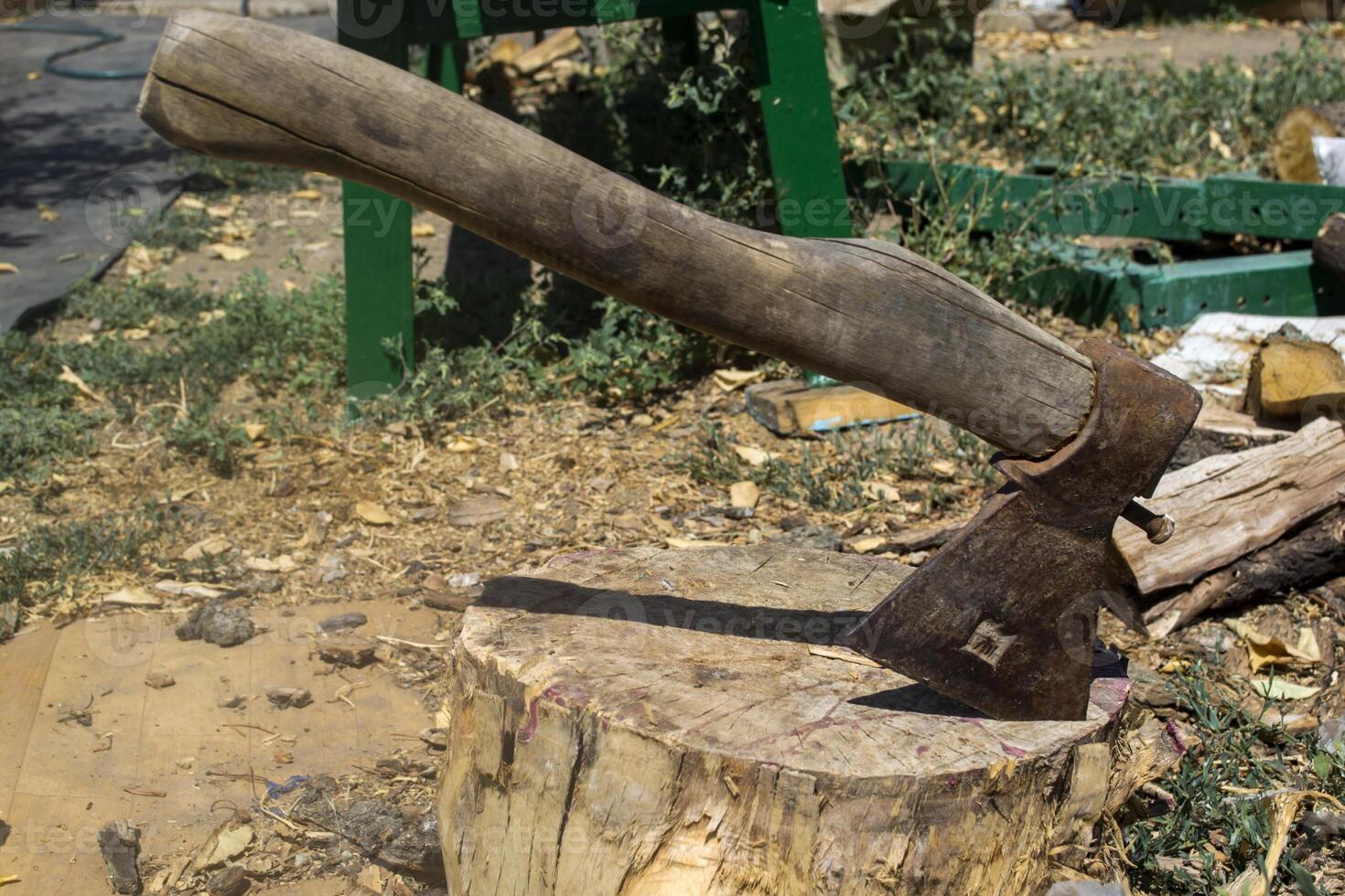 un ascia nel il di legno ceppo. foto