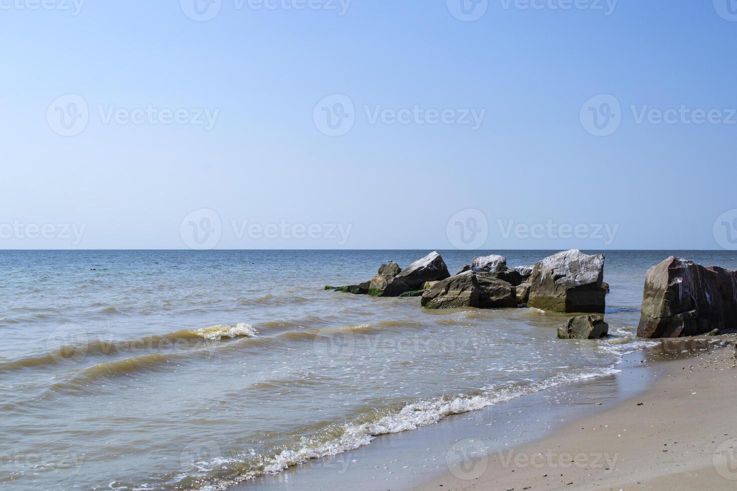 paesaggio marino di azov mare. no uno su il spiaggia. bellissimo costa. foto