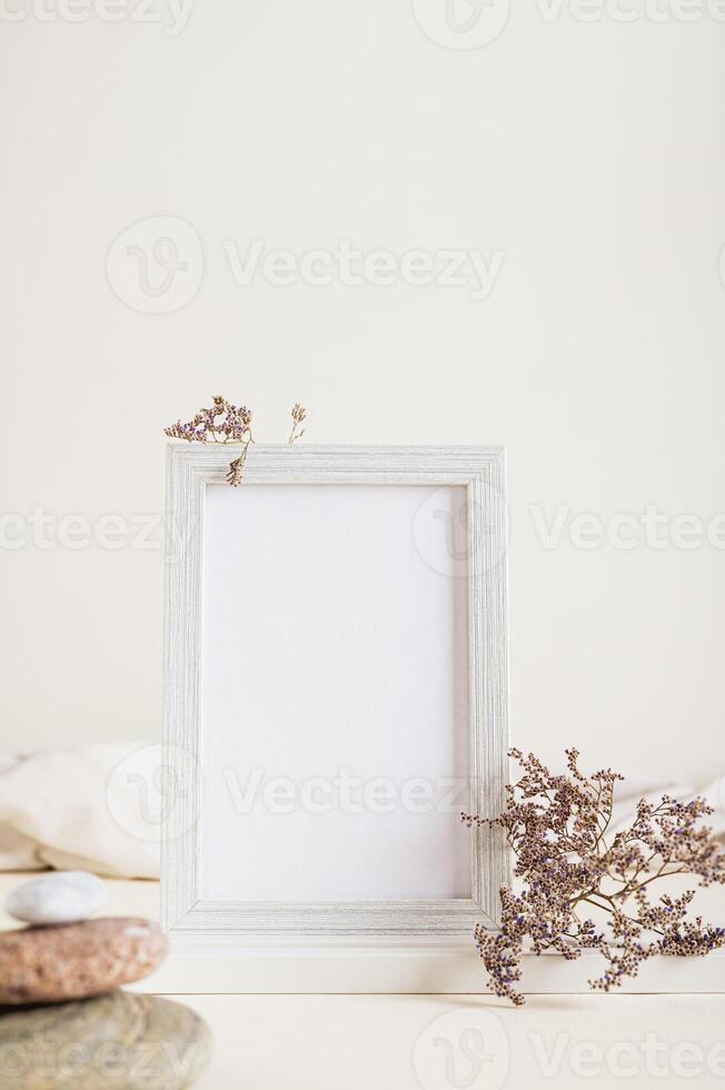 vuoto foto telaio, secco fiori e pietre su un' leggero sfondo verticale Visualizza