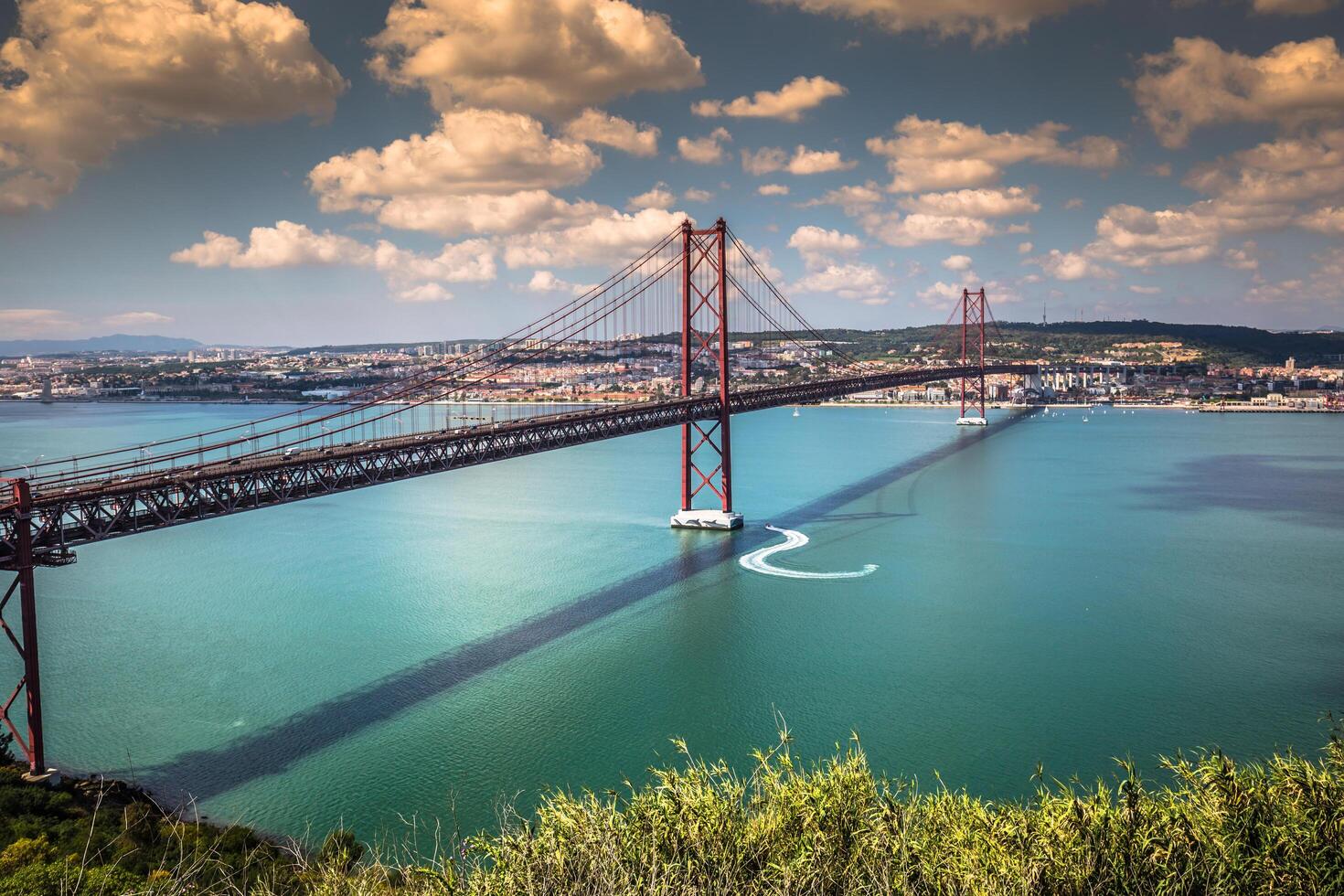 il 25 de abril ponte è un' ponte collegamento il città di Lisbona per il comune di almada su il sinistra banca di il tejo fiume, Lisbona foto