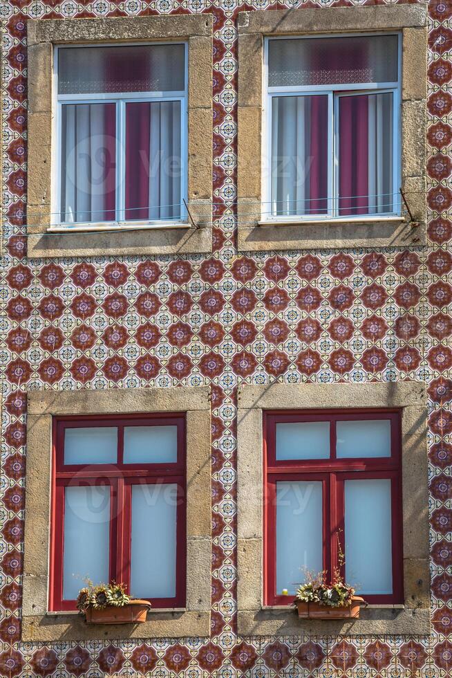 colorato facciate di vecchio case nel porto, Portogallo. porto è uno di il maggior parte popolare turista destinazioni nel Europa. foto