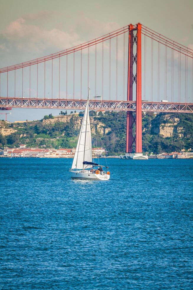 il 25 de abril ponte è un' ponte collegamento il città di Lisbona per il comune di almada su il sinistra banca di il tejo fiume, Lisbona foto