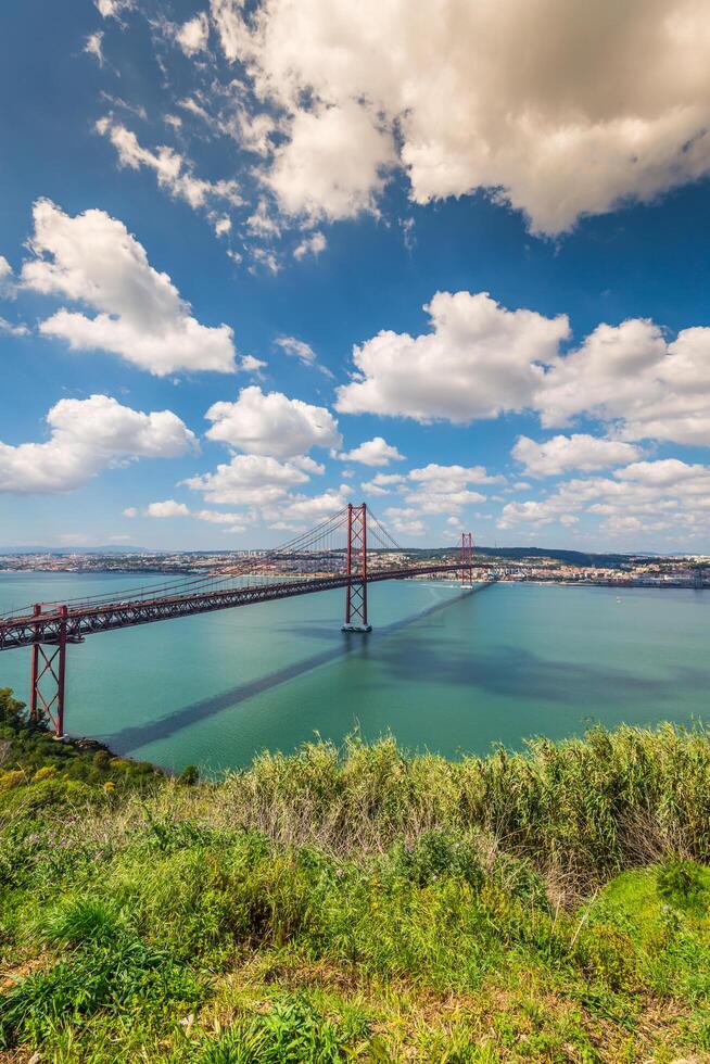 il 25 de abril ponte è un' ponte collegamento il città di Lisbona per il comune di almada su il sinistra banca di il tejo fiume, Lisbona foto