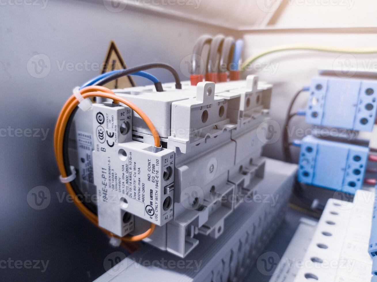 vicino su il installazione principale disconnect interruttore su pannello controllo. terminale connessione su principale interruttore pannello controllo. foto