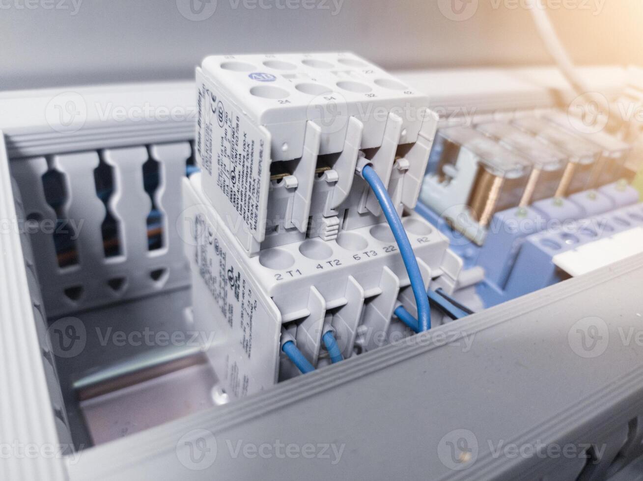 vicino su il magnetico contattori relè su pannello asse, cablaggio connessione circuito per terminali relè interruttore contattore su il pannello controllo. installazione cablaggio connessione magnetico contattori. foto