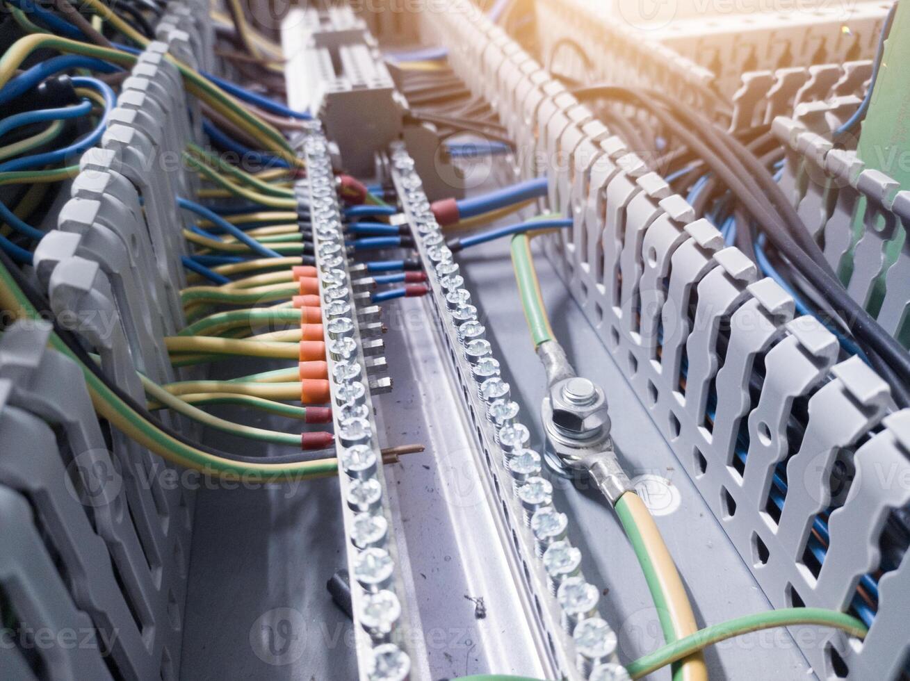 terminali connessione cablaggio cavi messa a terra e neutro punto di serraggio il bulloni su il pannello controllo. foto