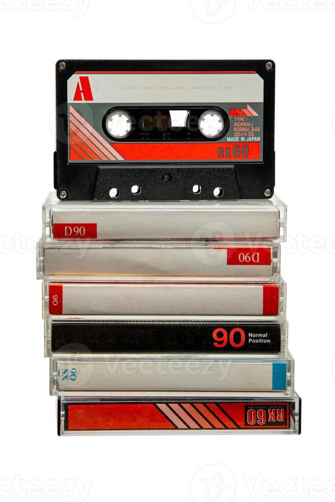 avvicinamento di molti Audio nastri. analogico Conservazione medio. cassette per Audio registrazioni e musica. isolato su un' bianca indietro foto