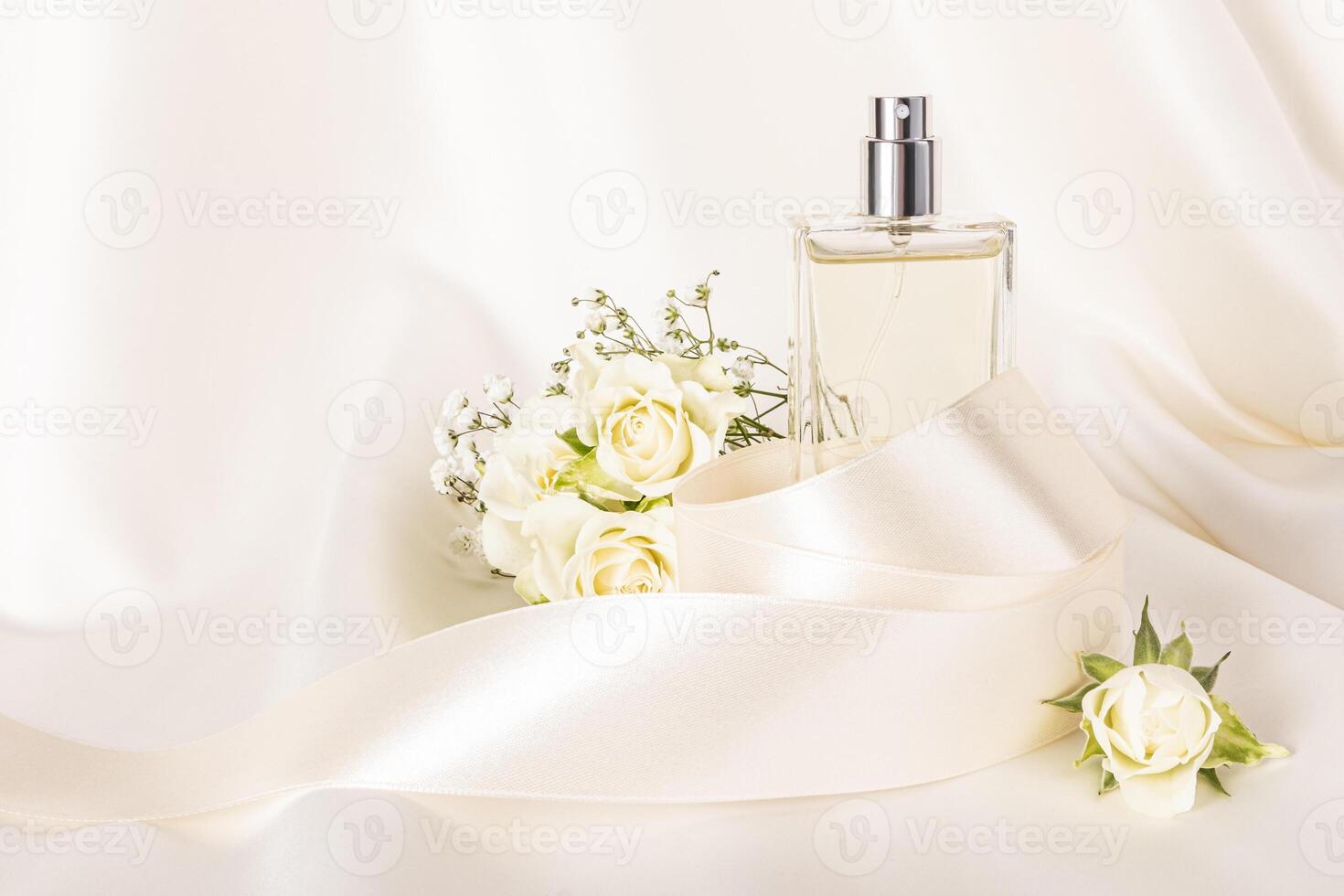 elegante bottiglia di cosmetico spray, profumo su beige raso tessuto con delicato Rose e raso nastro. Prodotto presentazione. vuoto posare foto