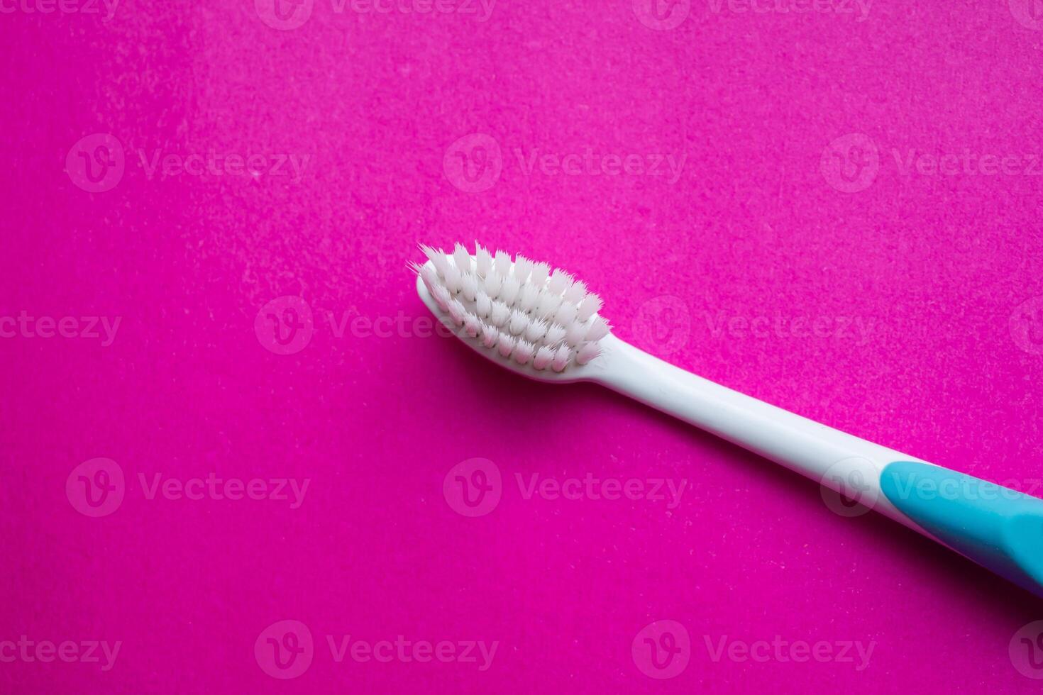 Usato spazzolino isolato su rosa sfondo. vecchio spazzolino. superiore Visualizza, copia spazio. foto