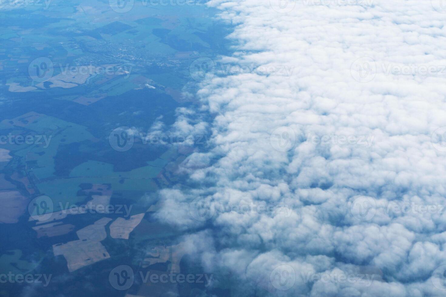 sopra il nuvole, della terra paesaggio sotto foto