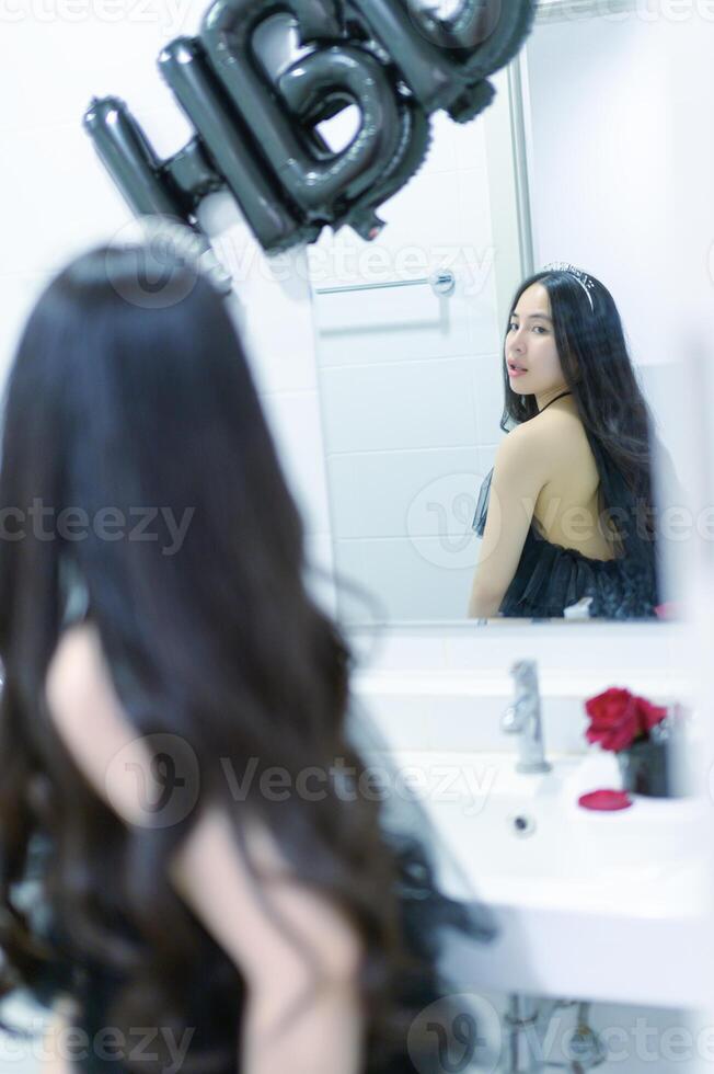 bellissimo donna indossare un' nero vestito e cioccolato torta nel il concetto di compleanno foto