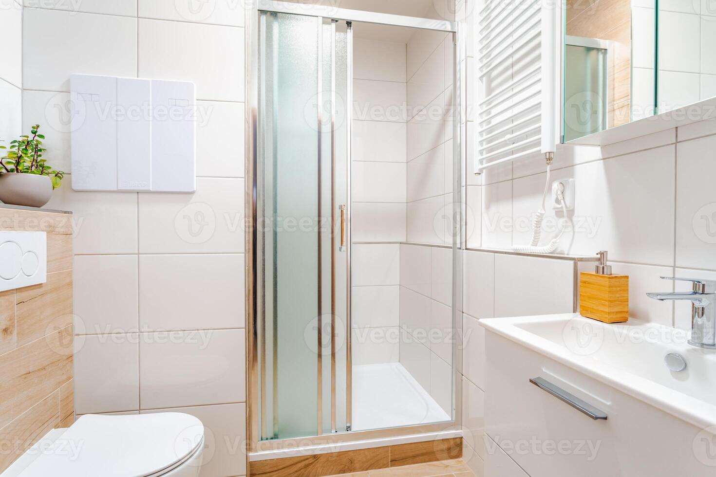 moderno pulito bagno interno con doccia foto