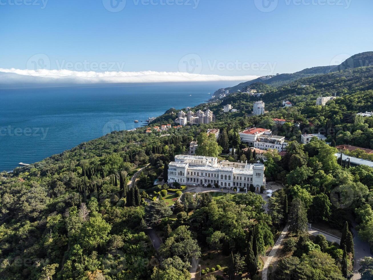 aereo Visualizza di livadia palazzo - collocato su il sponde di il nero mare nel il villaggio di livadia nel il yalta regione di Crimea. livadia palazzo era un' estate ritiro di il ultimo russo zar Nicholas ii foto