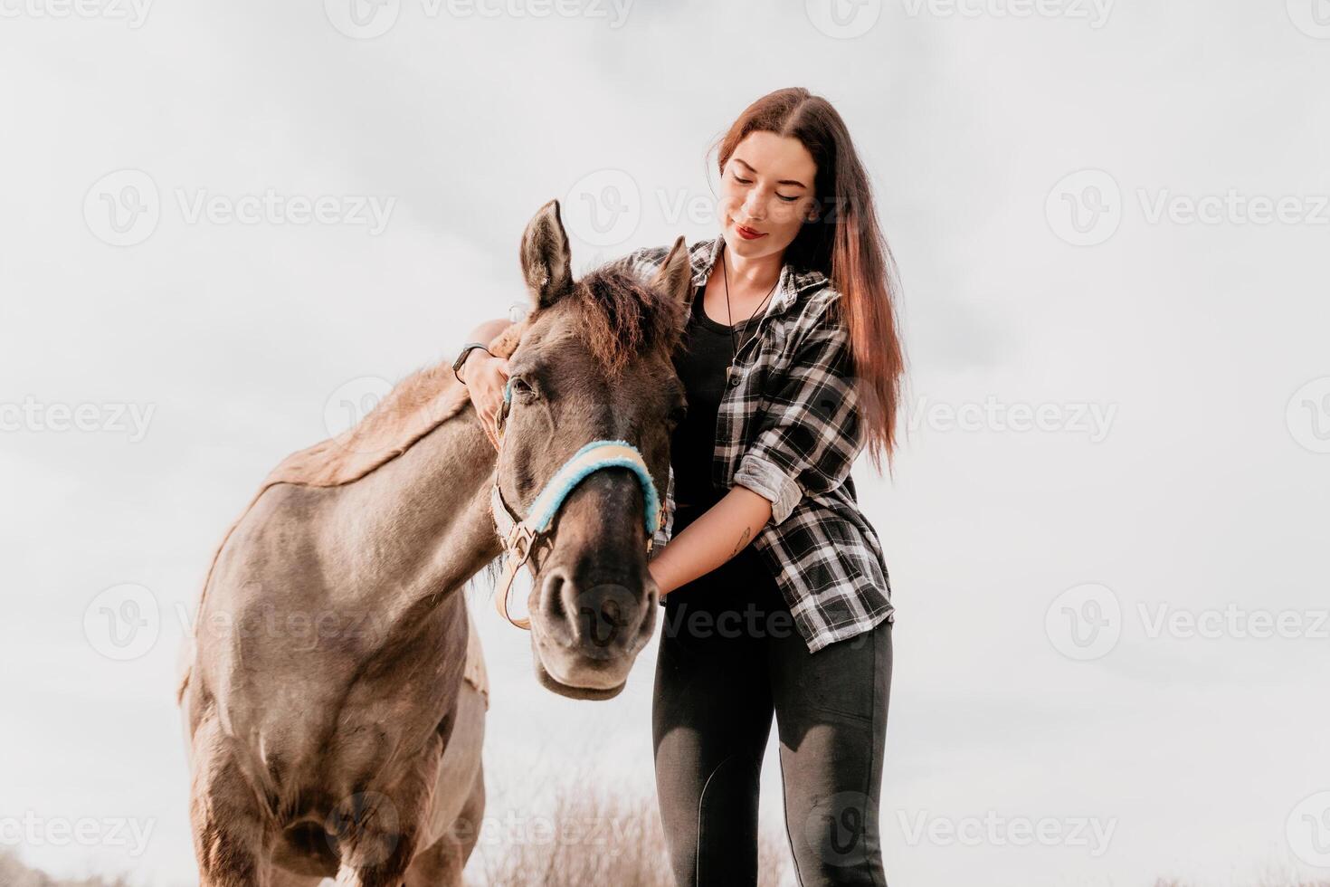 giovane contento donna con sua pony cavallo nel sera tramonto luce. all'aperto fotografia con moda modello ragazza. stile di vita umore. concetto di all'aperto cavalcare, gli sport e ricreazione. foto