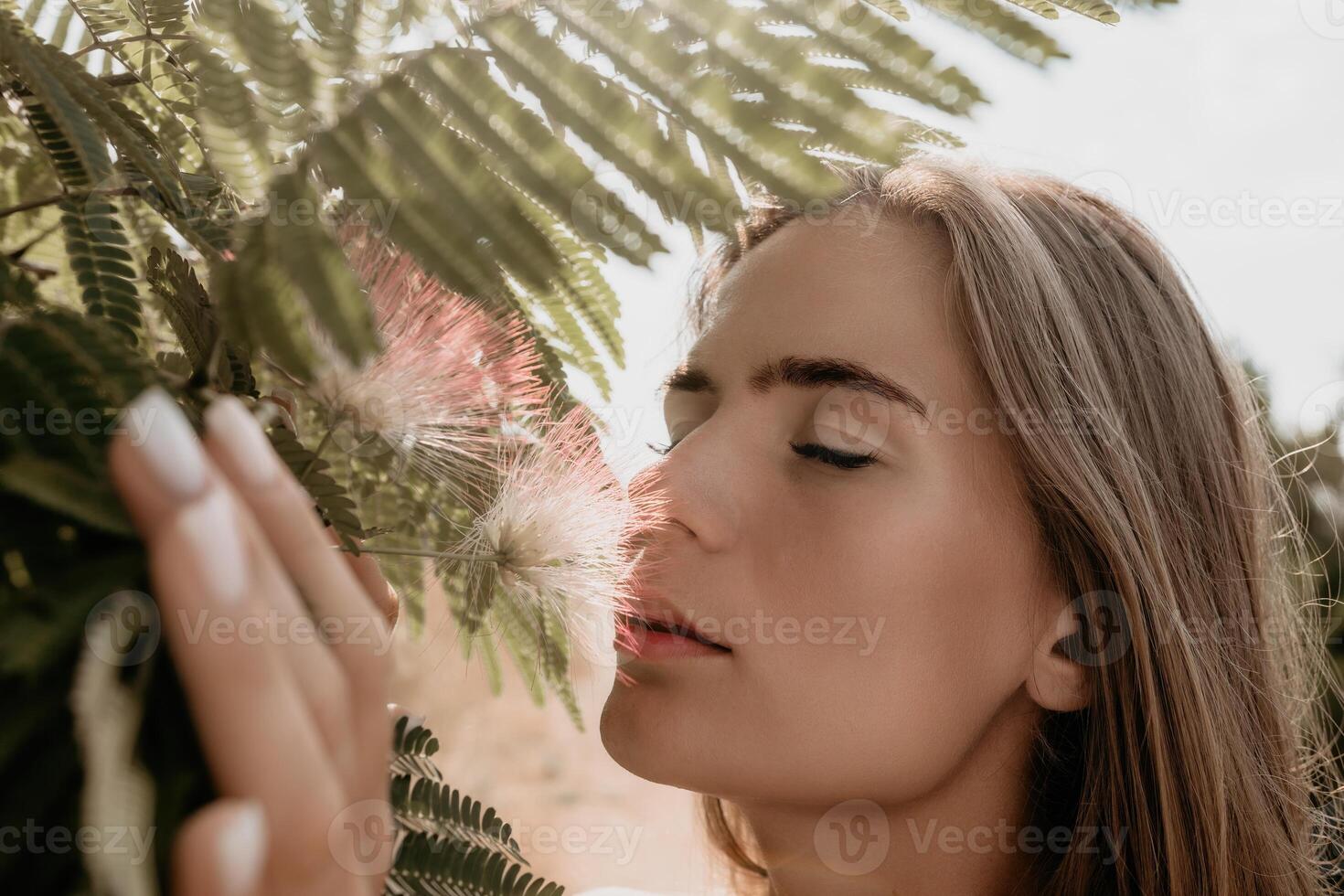 bellezza ritratto di contento donna avvicinamento. giovane ragazza odorare Cinese acacia rosa fioritura fiori. ritratto di giovane donna nel fioritura molla, estate giardino. romantico vibrazione. femmina e natura foto