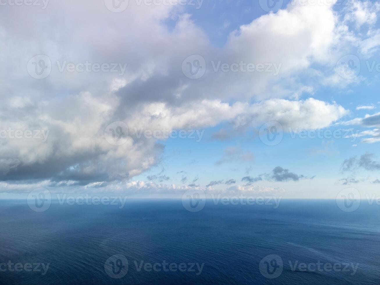 aereo Visualizza. il fuco mosche al di sopra di nebbioso e soffice nuvole. blu cielo sole e mare nebbia. astratto aereo natura estate oceano tramonto mare e cielo sfondo. orizzonte. vacanza, viaggio e vacanza concetto foto